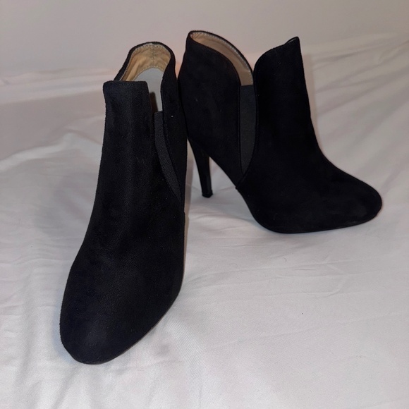 Bella Marie Kendall Black Faux Suede High Heel Booties Size 7.5 - Picture 1 of 5